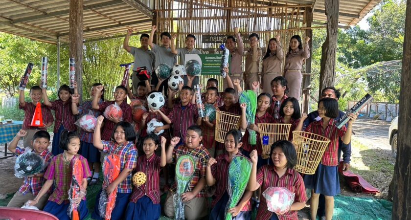 รับมอบเครื่องสีข้าว และอุปกรณ์กีฬา